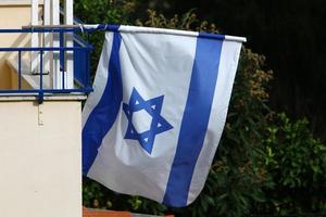 bandera azul y blanca israelí con la estrella de david foto