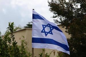 bandera azul y blanca israelí con la estrella de david foto