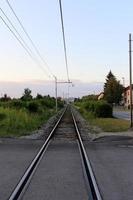 una carretera con vías férreas destinadas al movimiento de material rodante ferroviario. foto