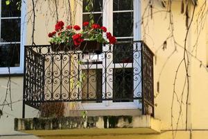 pequeño balcón en la parte delantera del edificio foto