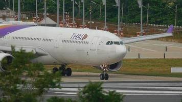 phuket, thaïlande 26 novembre 2016 - thai airways airbus 330 hs à déterminer roulage avant le départ de l'aéroport de phuket. video