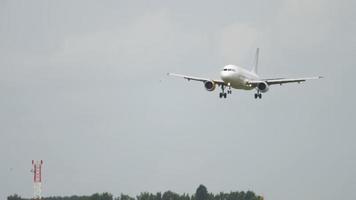 Amsterdam, Niederlande 27. Juli 2017 - Vueling Airbus 320 ec lop, nähert sich vor der Landung auf der Landebahn 18r Polderbaan. flughafen shiphol, amsterdam, holland video