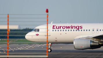 dusseldorf, alemanha, 21 de julho de 2017 - eurowings airbus 320 d aeww taxiando para o início ao pôr do sol. aeroporto de Düsseldorf