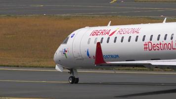 frankfurt am main, allemagne 17 juillet 2017 - iberia regional bombardier crj 1000 ec ljr roulage avant le décollage à la piste18. Fraport, Francfort, Allemagne video