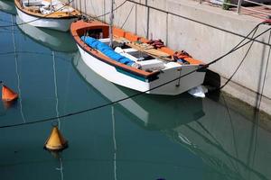 atracadero en la orilla del mar para amarrar barcos y yates foto