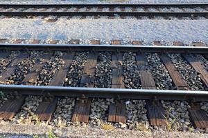 una carretera con vías férreas destinadas al movimiento de material rodante ferroviario. foto