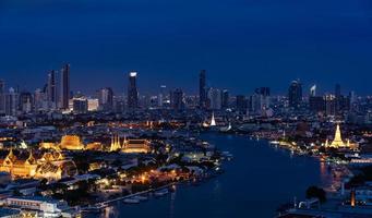 paisaje urbano de bangkok al atardecer con vistas al gran palacio y al río chao phraya desde arriba foto