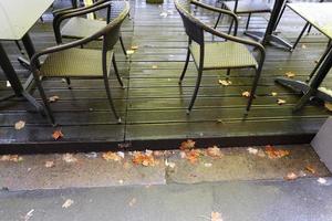 mesa y sillas en un café en un parque de la ciudad foto