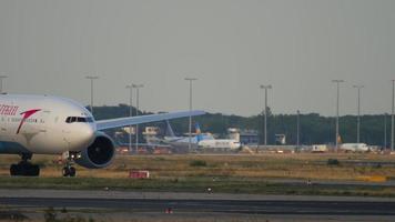 francfort-sur-le-main, allemagne 19 juillet 2017 - austrian airlines boeing 777 oe lpc tourner pour démarrer avant le départ. Fraport, Francfort, Allemagne video