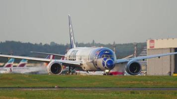 dusseldorf, alemanha, 21 de julho de 2017 - ana boeing 787 dreamliner em star wars libré taxiando antes da partida. aeroporto de Düsseldorf video