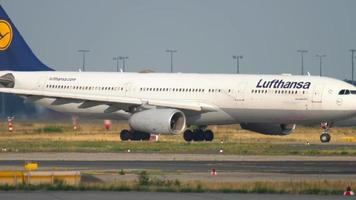 frankfurt am main, duitsland 21 juli 2017 - lufthansa airbus a330 d aiki beurt om te beginnen voor vertrek. fraport, frankfurt, duitsland video