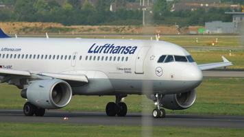 dusseldorf, alemania 22 de julio de 2017 - lufthansa airbus a319 d aibc rodando antes de la salida. aeropuerto de dusseldorf, alemania video