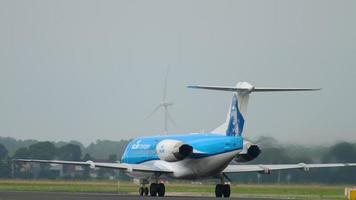 Ámsterdam, Países Bajos 25 de julio de 2017 - klm cityhopper fokker 70 ph kzu anthony fokker librea acelerar antes de la salida en la pista 36l polderbaan. Aeropuerto de Shiphol, Amsterdam, Holanda video