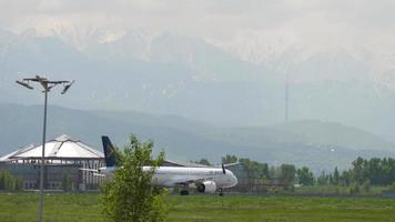 almaty, kazakstan 4 maj 2019 - airplane of air astana startar, avgång på almaty flygplats, kazakstan. långskott, flygplan på flygfältet video