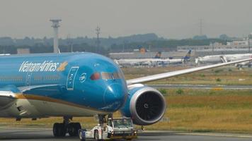 frankfurt am main, deutschland 17. juli 2017 - vietnam airlines boeing 787 dreamliner vn a868 abschleppen mit traktor aus dem dienst. fraport, frankfurt, deutschland video