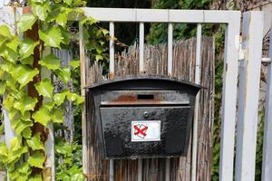 buzón para recibir cartas y periódicos foto