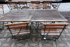 mesa y sillas en un café en un parque de la ciudad foto