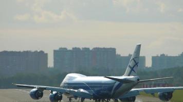 moscú, federación rusa 12 de septiembre de 2020 - puente aéreo de carga boeing 747 airfreighter que se alinea en la pista para despegar del aeropuerto internacional de sheremetyevo. video