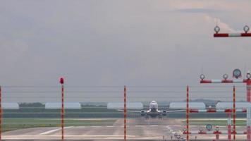 dusseldorf, alemanha, 21 de julho de 2017 - sunexpress boeing 737 acelerar e partir. aeroporto de Düsseldorf video