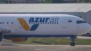 phuket, tailandia 29 de noviembre de 2019 - boeing 767, vp bra de azur air rodando en el aeropuerto de phuket, vista lateral. concepto de turismo y aviación video