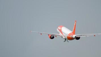 amsterdam, holanda 24 de julho de 2017 - easyjet airbus 320 g ezte decolar e subir no polderbaan 36l, tempo chuvoso, aeroporto de shiphol, amsterdam, holanda video