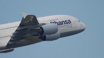 frankfurt am main, tyskland 17 juli 2017 - lufthansa airbus a380 d aimg heter wien, avgång vid bana 25c. fraport, frankfurt, tyskland video