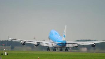 amsterdam, nederländerna 25 juli 2017 - klm royal dutch airlines boeing 747 ph bfc avgång och klättring vid polderbaan 36l, shiphol flygplats, amsterdam, holland video