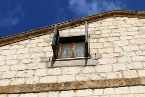 pequeña ventana en la gran ciudad foto