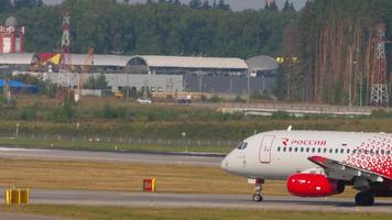 Moskva, ryska federationen 30 juli 2021 - sukhoi superjet 100 av rossiya taxiar efter landning på sheremetyevo flygplats svo. turism och resor koncept. flygplan på taxibanan video