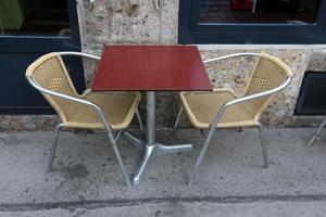 mesa y sillas en un café en un parque de la ciudad foto