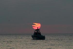 puesta de sol en el mar mediterraneo foto