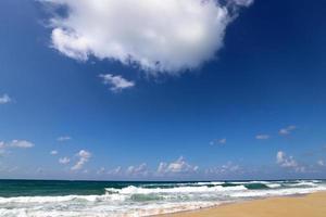 nubes en el cielo sobre el mar mediterráneo foto