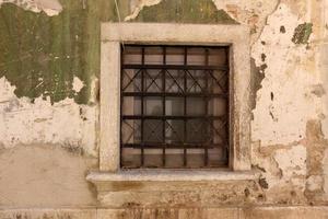 pequeña ventana en la gran ciudad foto