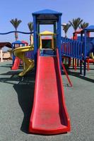 zona de juegos para niños en un parque de la ciudad de israel foto