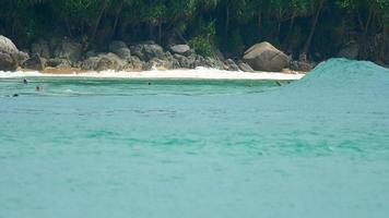 nai harn beach, phuket, thailand 17 november 2016 - niet-geïdentificeerde surfers in hoge vloedgolven op het strand van nai harn, thailand video