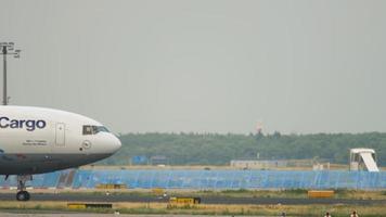 frankfurt am main, deutschland 19. juli 2017 - lufthansa cargo md 11 d alcb flug gec8368 nach mumbai bom beschleunigen vor dem abflug. fraport, frankfurt, deutschland video