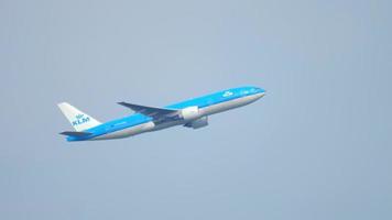 amsterdã, holanda, 26 de julho de 2017 - klm royal holandesa airlines boeing 777 ph bqp partida em rwy aalsmeerbaan, aeroporto de shiphol, amsterdã, holanda video