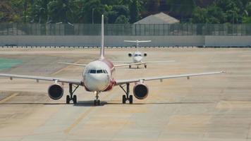 phuket, thaïlande 28 novembre 2016 - airasia airbus 320 roulage avant le départ de l'aéroport de phuket. video