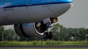 amsterdam, nederländerna 26 juli 2017 - klm boeing 777 ph bqn närmar sig och landar på bana 18r polderbaan. shiphol flygplats, amsterdam, holland video