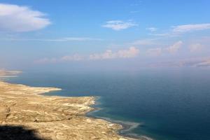 el mar muerto es un lago salado entre israel, jordania y la orilla oeste del río jordan. foto