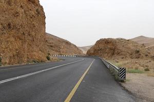 camino en las montañas de eilat en el desierto de negev foto