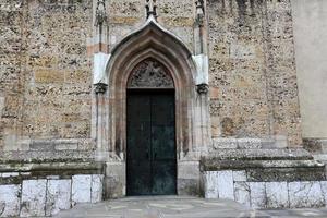 elemento de diseño arquitectónico de puerta para entrar y salir de un edificio foto