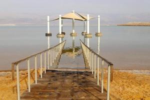 playa de arena en el mar muerto en el sur de israel foto