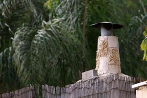 chimenea en el techo de la casa foto