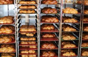 pan y productos de panadería a la venta en una tienda en israel foto