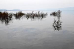 el lago kinneret es un lago de agua dulce en el noreste de israel. foto