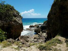 agua de mar en la playa de guajataca en isabela puerto rico con rocas foto