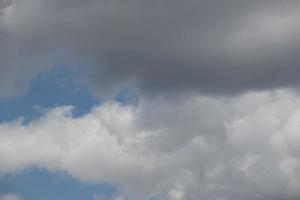 cielo azul y nubes blancas foto