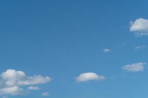 nubes en el cielo azul foto