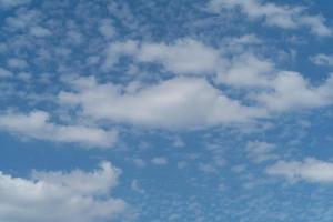 nubes en el cielo azul foto